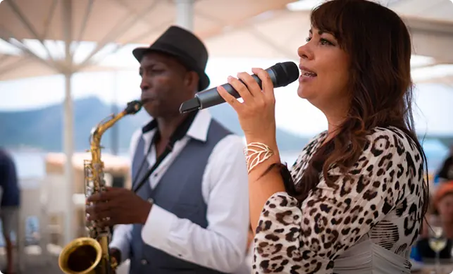 Saxofonista y cantante actuando en la terraza